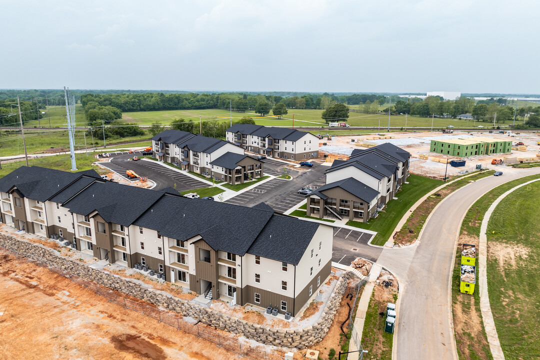 The Pinnacle at Stone Creek Falls in Republic, MO - Building Photo