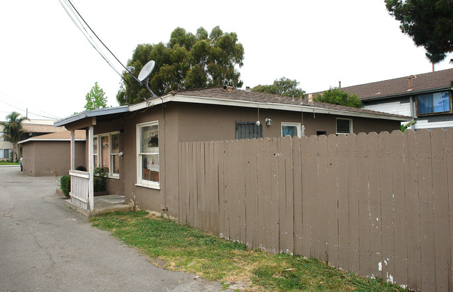 1936 Wallace Ave in Costa Mesa, CA - Building Photo - Building Photo