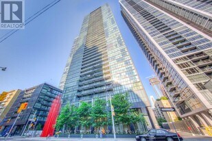 110 Charles St E in Toronto, ON - Building Photo