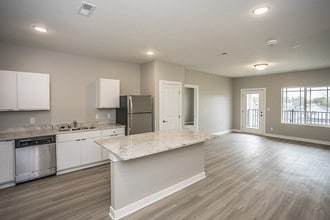 Holcomb Place in Urbandale, IA - Foto de edificio - Building Photo