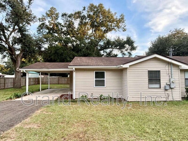 5387 E Avenida De Golf in Milton, FL - Building Photo - Building Photo