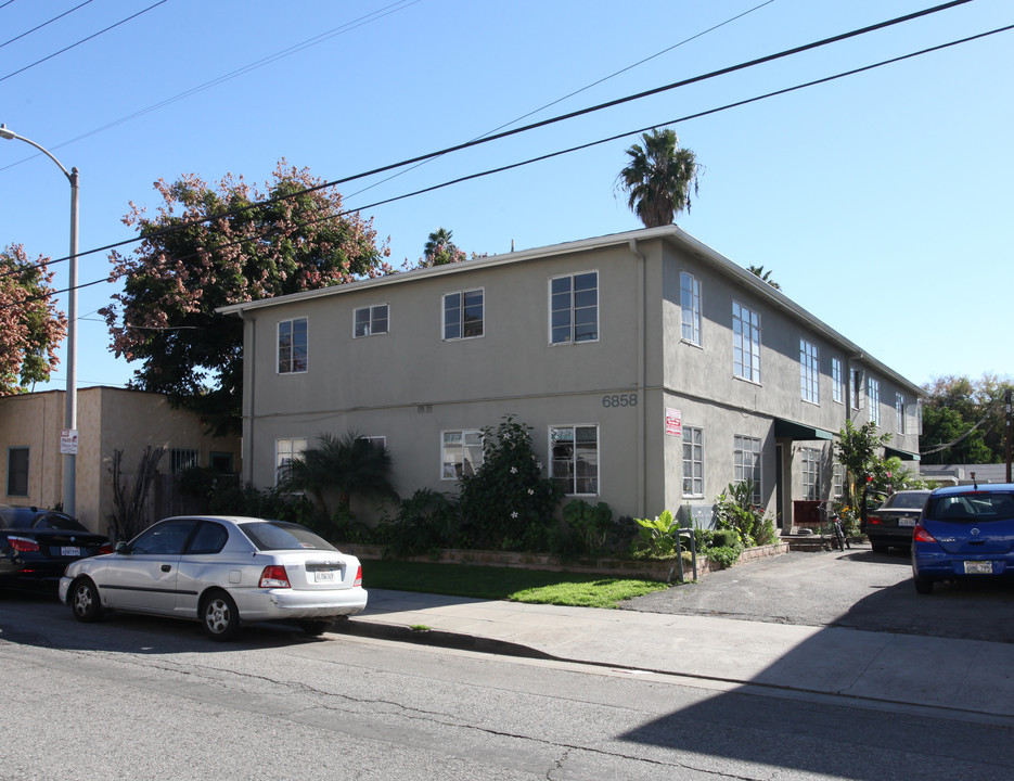 6858 De Longpre Ave in Los Angeles, CA - Building Photo