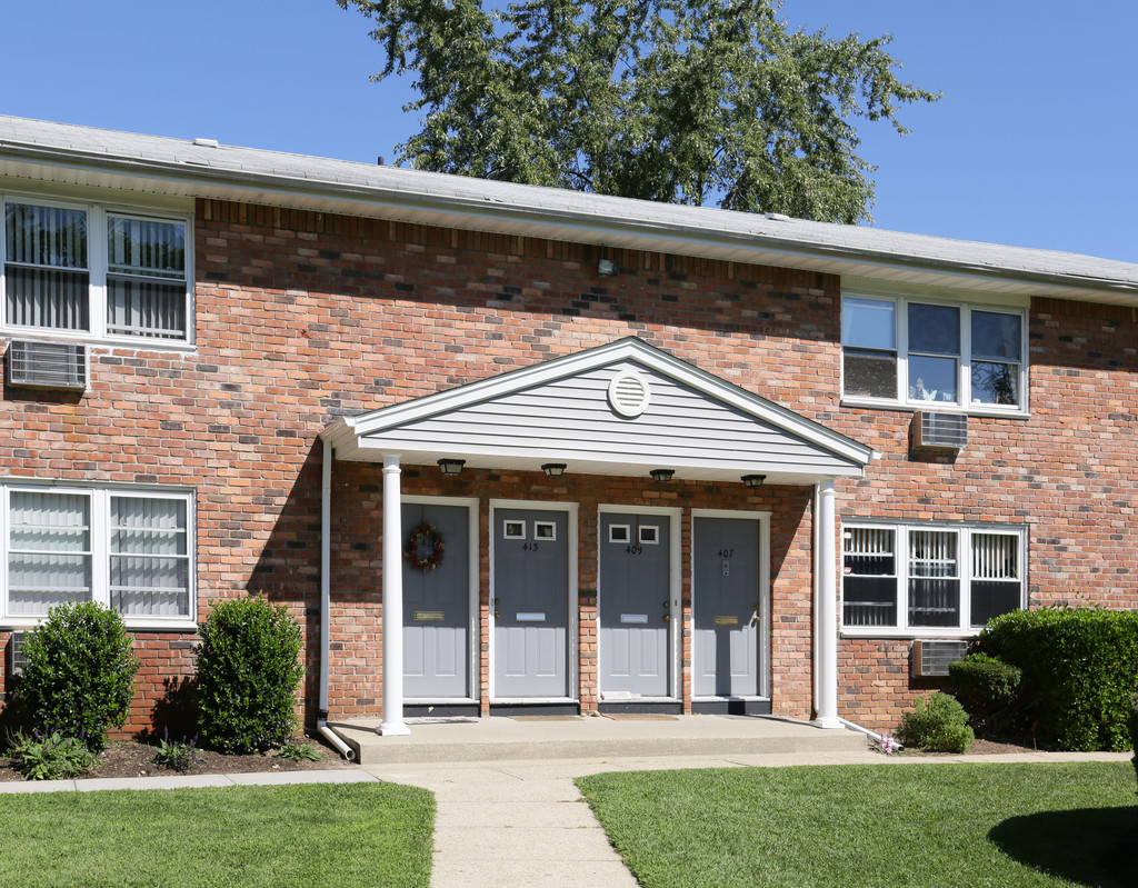 Maple Crest Garden Apartments at Dix Hills | Deer Park, NY Apartments