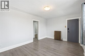 1 Fairholt Rd N in Hamilton, ON - Building Photo - Building Photo