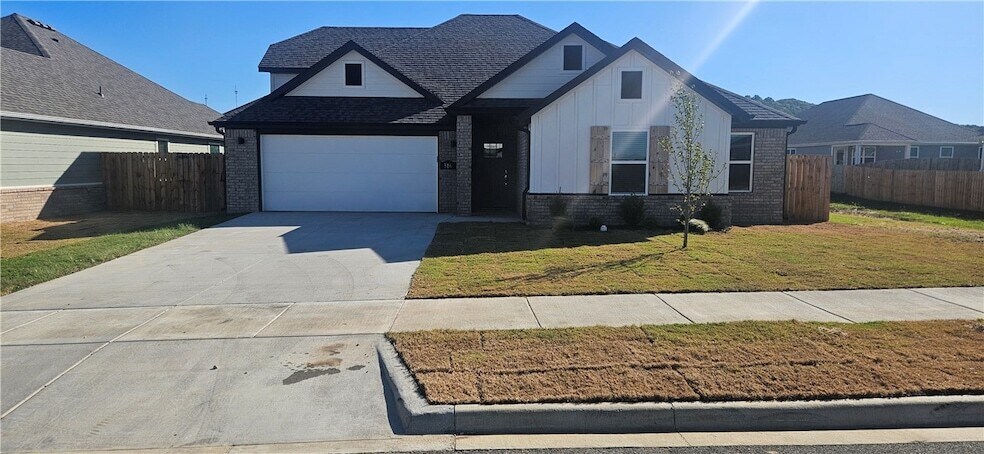 516 S Benchmark Ln in Fayetteville, AR - Building Photo