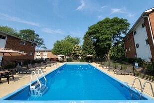 Pine Ridge in Moline, IL - Building Photo