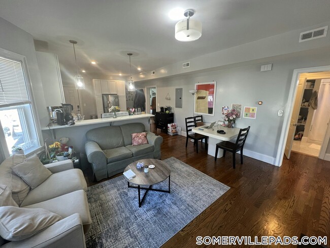 337 Highland Ave, Unit 2 in Somerville, MA - Foto de edificio - Building Photo