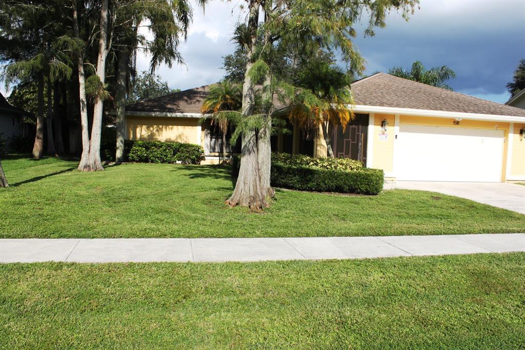 1518 Primrose Ln in Wellington, FL - Building Photo