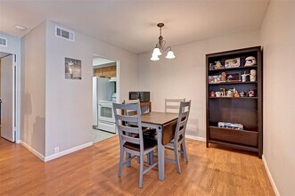 2201 Fountain View Dr in Houston, TX - Building Photo - Building Photo