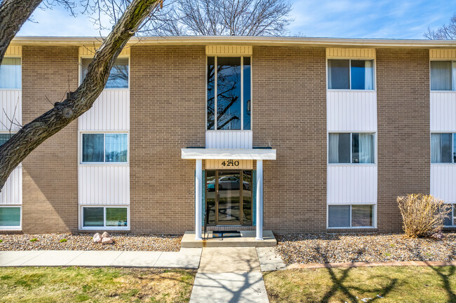 Jensen Manor Condominiums in Urbandale, IA - Foto de edificio - Building Photo