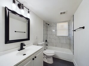 8600 Countryshire Ln in Kansas City, MO - Building Photo - Building Photo