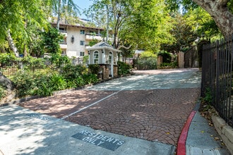 Cahuenga Hills Tennis Condominiums in Los Angeles, CA - Building Photo - Building Photo