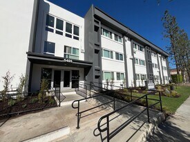 5405 Lindley Ave in Tarzana, CA - Building Photo