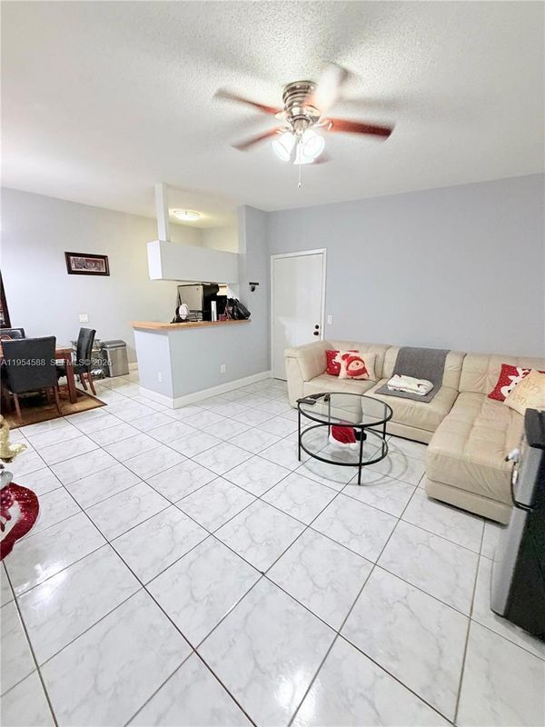 9729 Hammocks Blvd in Miami, FL - Building Photo - Building Photo