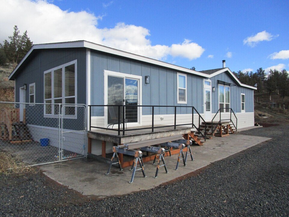 10609 Lazy Back Ln in Prineville, OR - Building Photo