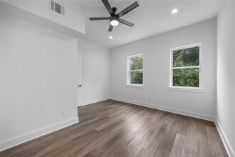 955 Elkhart St in Houston, TX - Building Photo - Building Photo