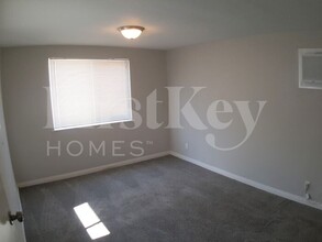 137 Kola St in Henderson, NV - Building Photo - Building Photo