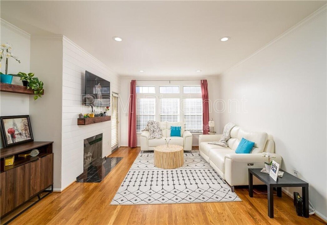 220 Renaissance Pkwy NE in Atlanta, GA - Building Photo