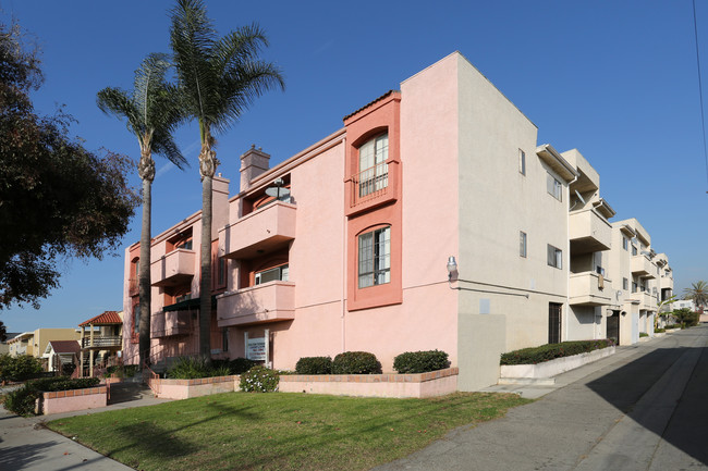 Kelton Terrace in Los Angeles, CA - Building Photo - Building Photo