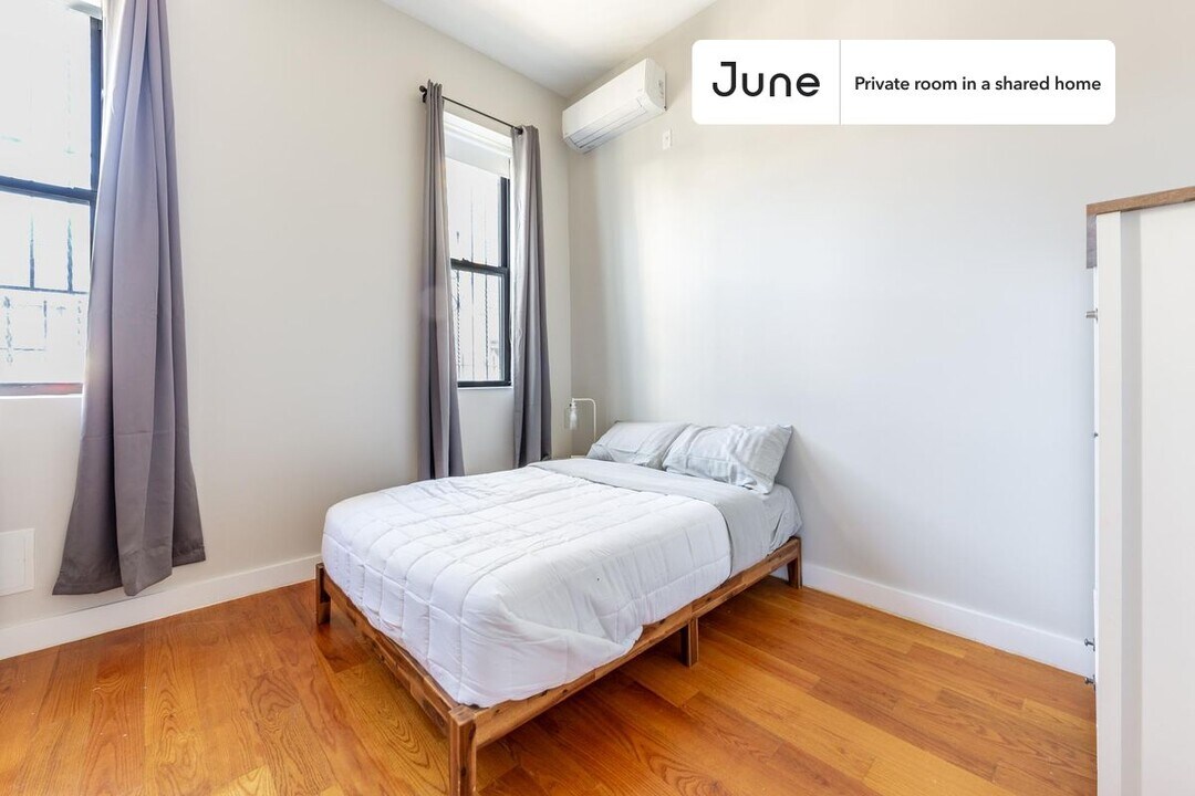 Private bedroom in 4 bed/2 bath Home in New York, NY - Building Photo