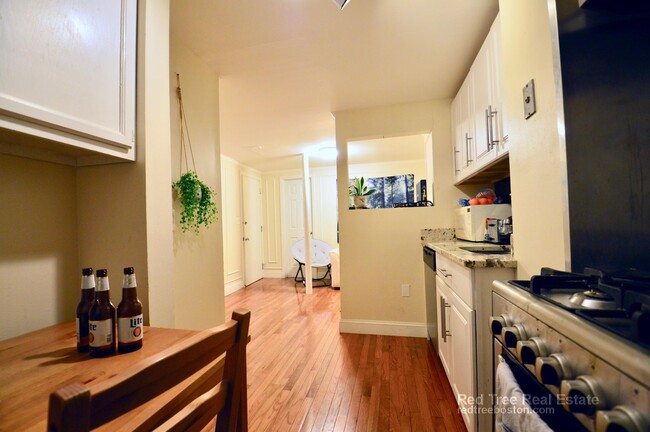 238 Everett St, Unit 1 in Boston, MA - Foto de edificio - Building Photo