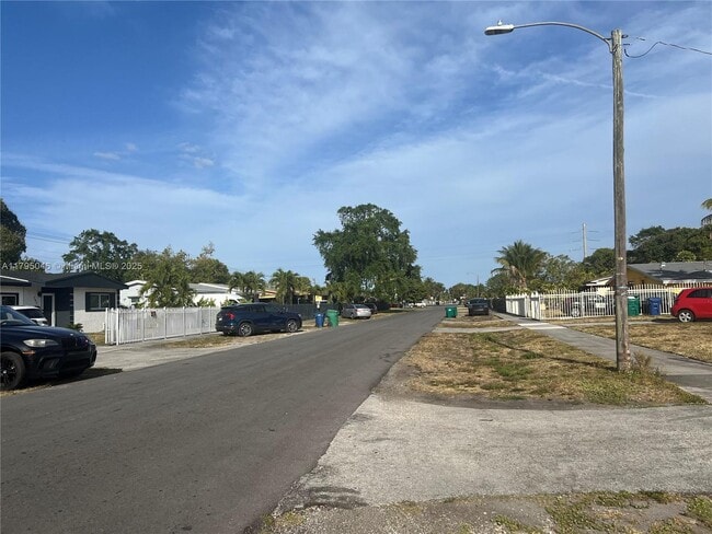 770 NW 179th St in Miami, FL - Building Photo - Building Photo