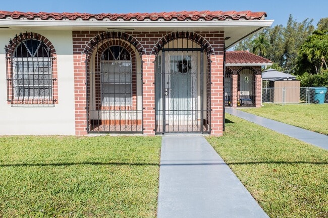 1020 SW 84th Ave in Miami, FL - Building Photo - Building Photo