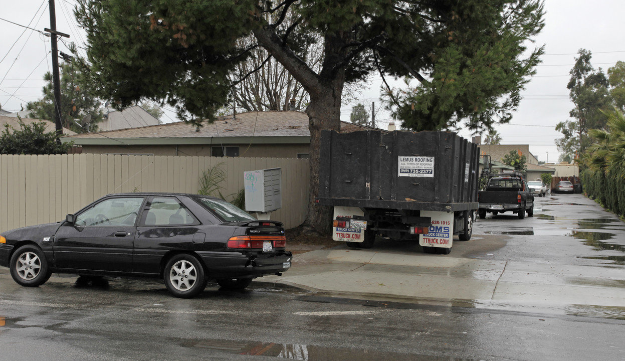 2015 Wallace Ave in Costa Mesa, CA - Building Photo