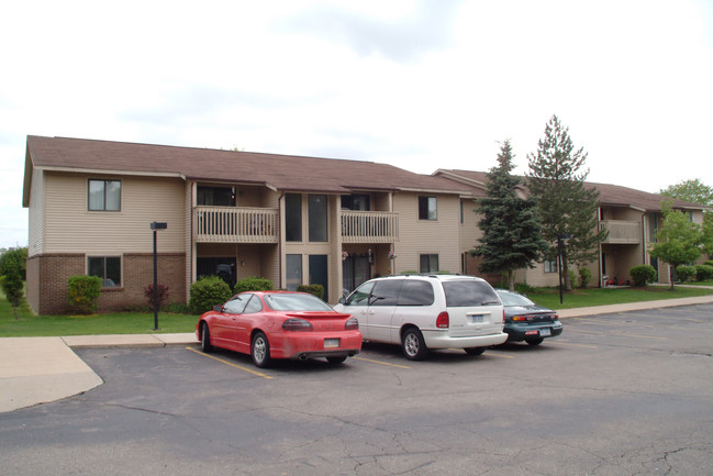 Maple Heights Apartments in Saline, MI - Building Photo - Building Photo