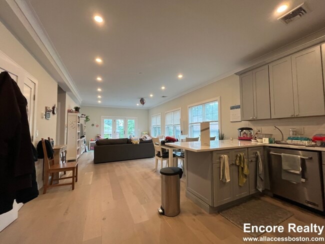 32 Cummins Hwy, Unit 4 in Boston, MA - Building Photo - Building Photo