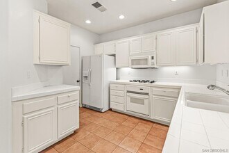 5544 Renaissance in San Diego, CA - Foto de edificio - Building Photo