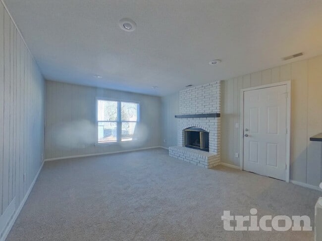 2116 E Sunvale Dr in Olathe, KS - Building Photo - Building Photo