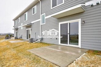 211 NW Greenway Pl in Waukee, IA - Building Photo - Building Photo