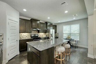 9701 McKnight Lp in Austin, TX - Building Photo - Building Photo