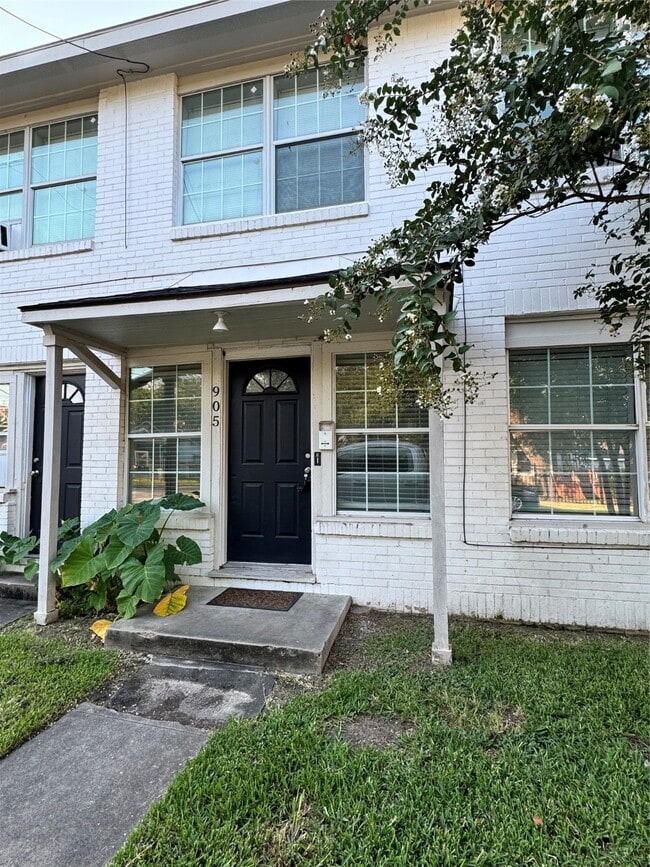 property at 905 Oakhurst St