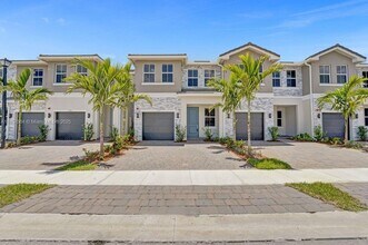 133 SW 171st Ave in Miramar, FL - Foto de edificio - Building Photo