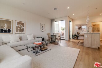 3286 N Canary Way in Los Angeles, CA - Building Photo - Building Photo