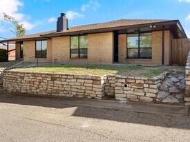 1117 S Rusk St in Weatherford, TX - Building Photo