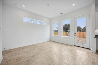8103 Calhoun Rd in Houston, TX - Building Photo - Building Photo