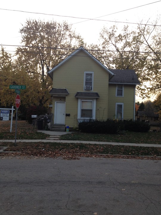 630 E Madison St in Belvidere, IL - Foto de edificio