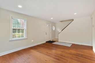 13 Riverside Ln in Greenwich, CT - Building Photo - Building Photo