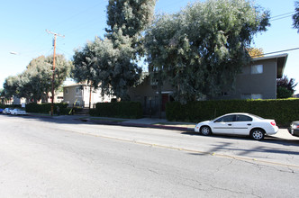 The Park View at Newhall Apartments in Santa Clarita, CA - Foto de edificio - Building Photo