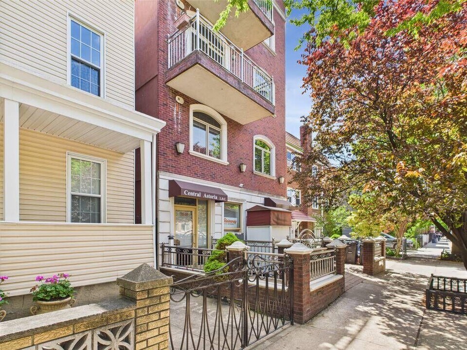 25-69-69 38th St in Queens, NY - Building Photo