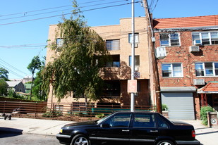 147-48 Roosevelt Ave in Flushing, NY - Building Photo