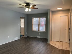816 14th Ave, Unit Front House in Beaver Falls, PA - Building Photo - Building Photo