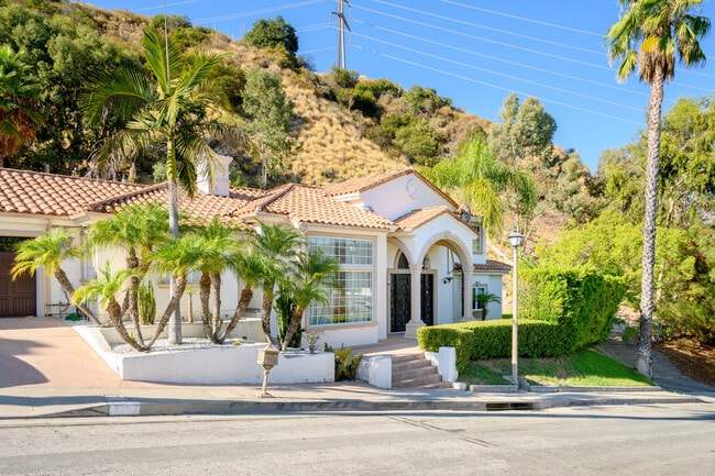 3331 Oakmont View Dr in Glendale, CA - Foto de edificio - Building Photo