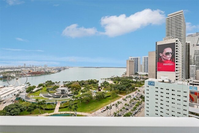 244 Biscayne Blvd in Miami, FL - Foto de edificio - Building Photo