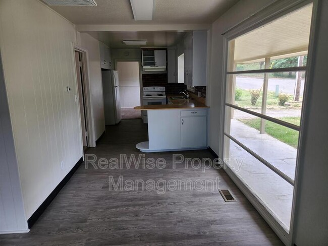 345 W Birch Ct in Roseburg, OR - Foto de edificio - Building Photo