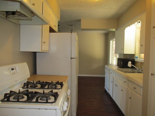 2105 Bush Dr in Huntsville, TX - Foto de edificio