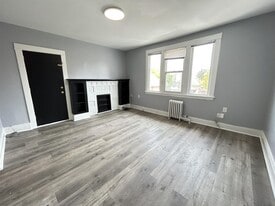 128 Carrick Ave in Hamilton, ON - Building Photo